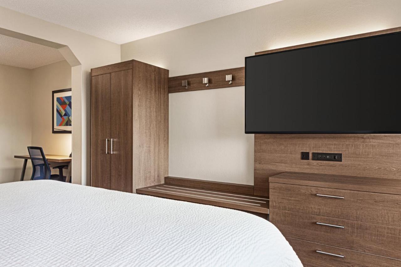 Holiday Inn Express Hotel & Suites Anniston/Oxford By Ihg Exterior photo